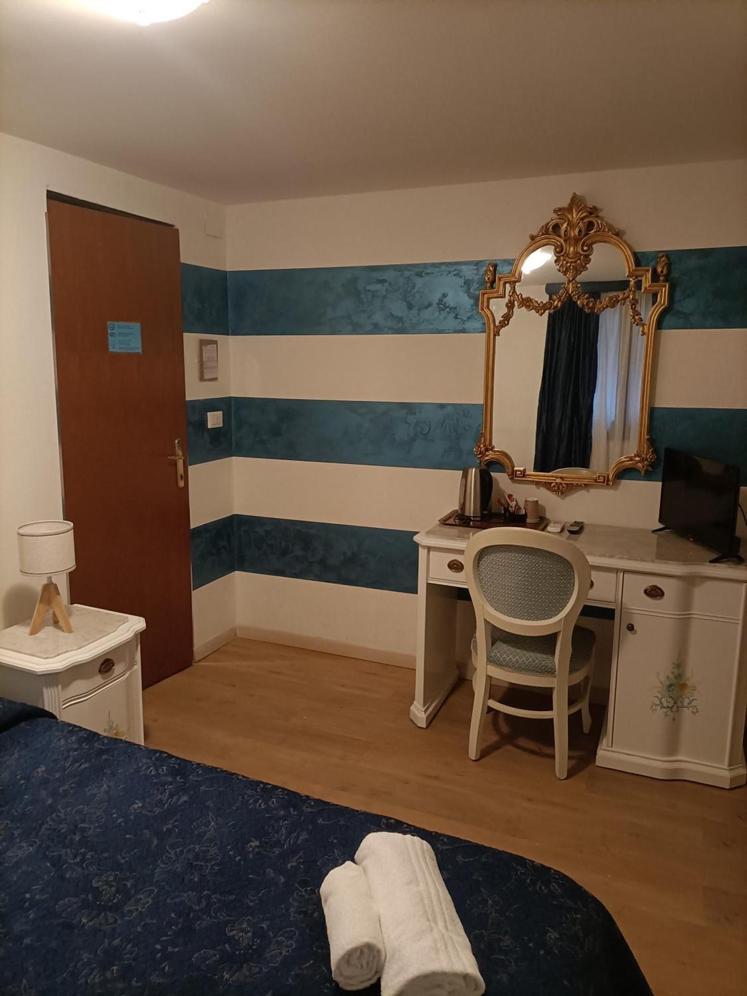 Palazzo Lion Morosini - Check In Presso Ai Santi Apostoli Gasthof 3*