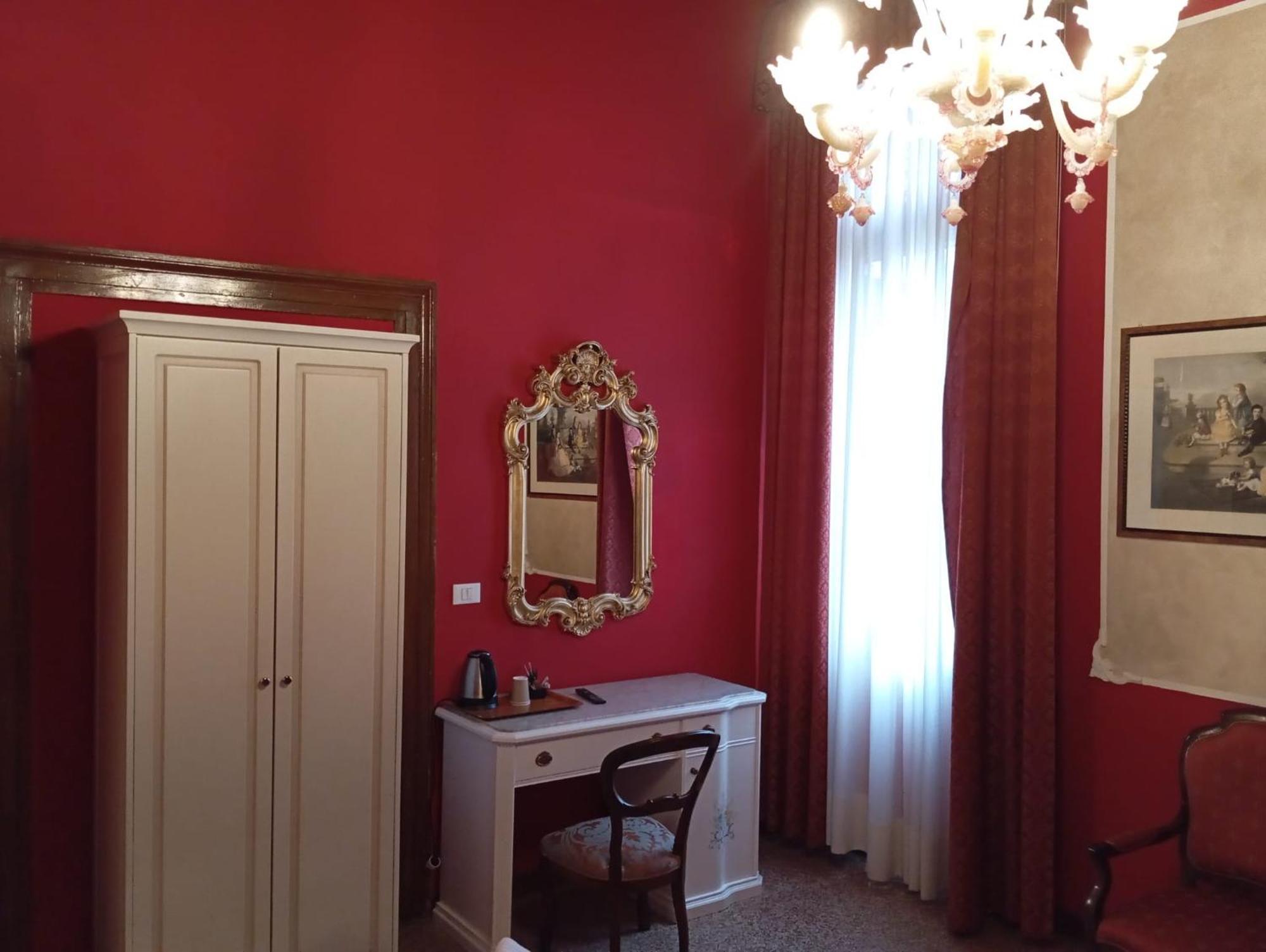 Palazzo Lion Morosini - Check In Presso Ai Santi Apostoli Gasthof