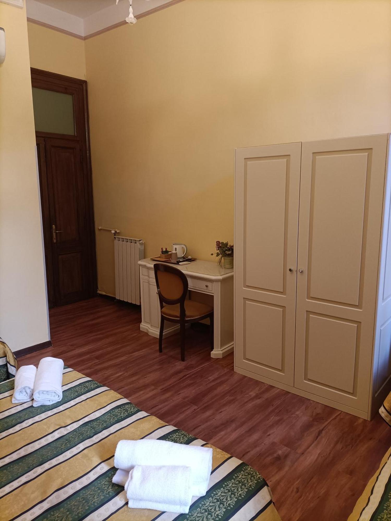Palazzo Lion Morosini - Check In Presso Ai Santi Apostoli Gasthof 3*