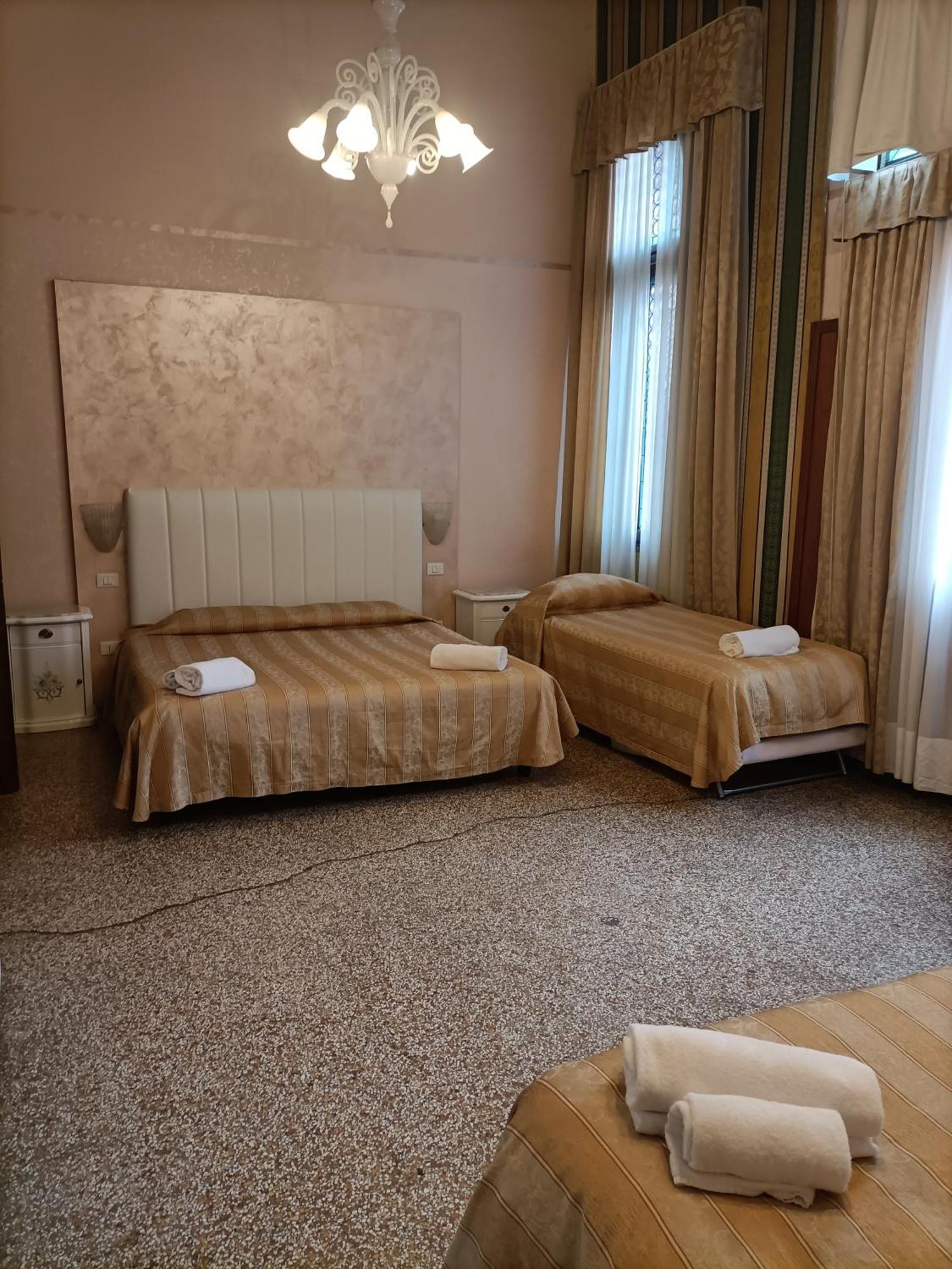 Gasthof Palazzo Lion Morosini - Check In Presso Ai Santi Apostoli 3*