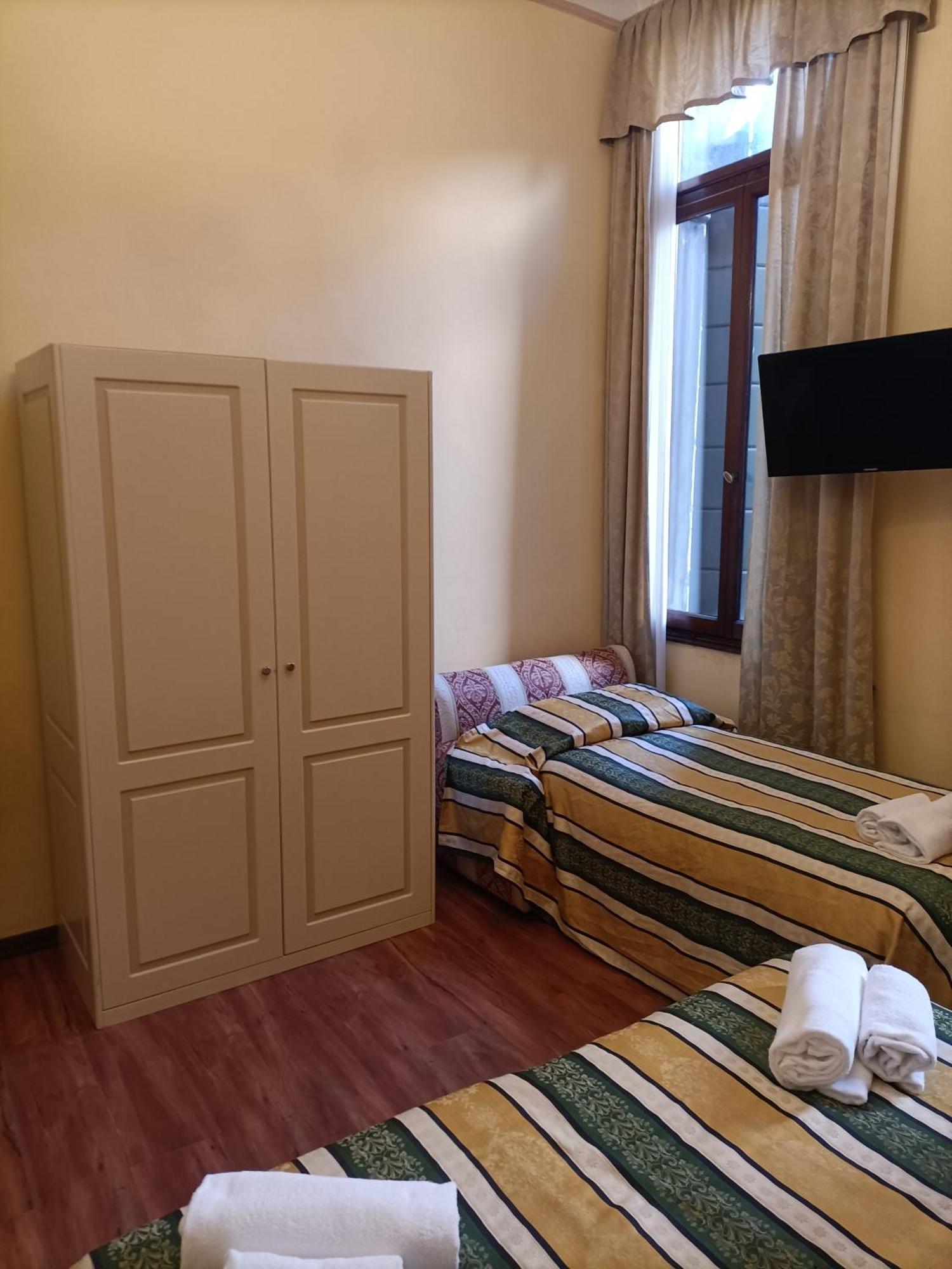 Gasthof Palazzo Lion Morosini - Check In Presso Ai Santi Apostoli