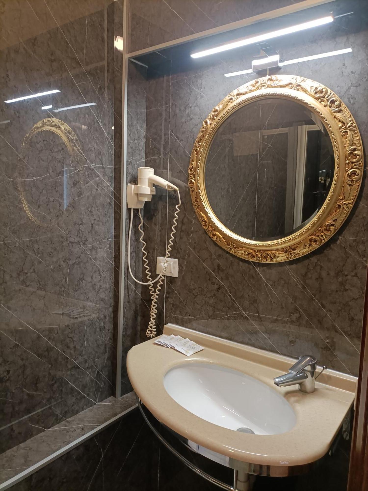 Palazzo Lion Morosini - Check In Presso Ai Santi Apostoli Gasthof 3*