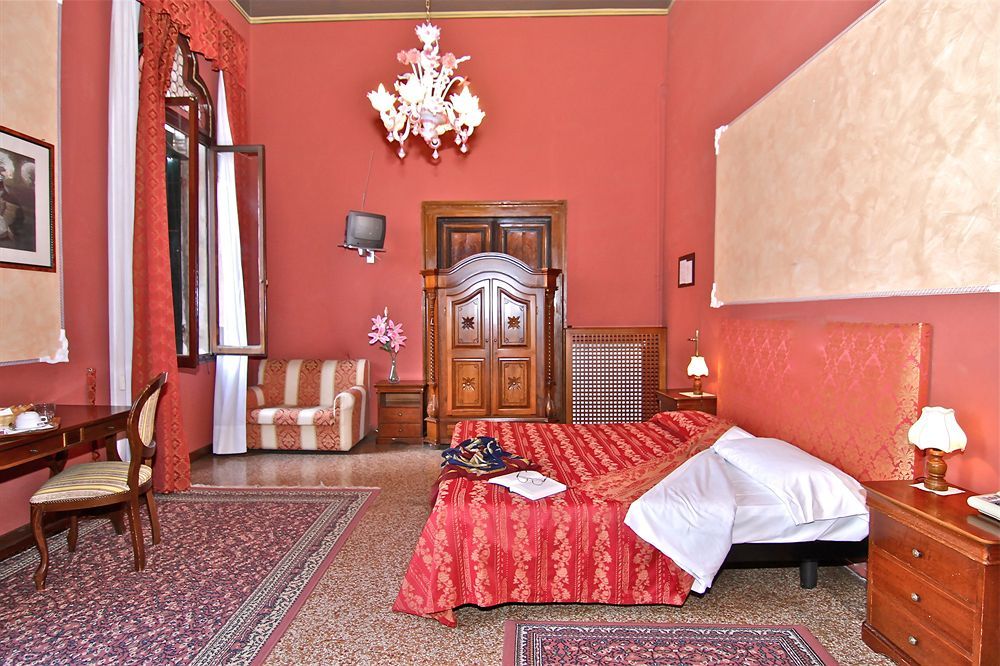 Gasthof Palazzo Lion Morosini - Check In Presso Ai Santi Apostoli 3*